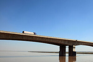 Transport und Logistik Tankzug fährt über Brücke 