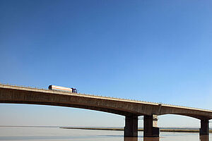 Transport und Logistik Tankzug fährt über Brücke 