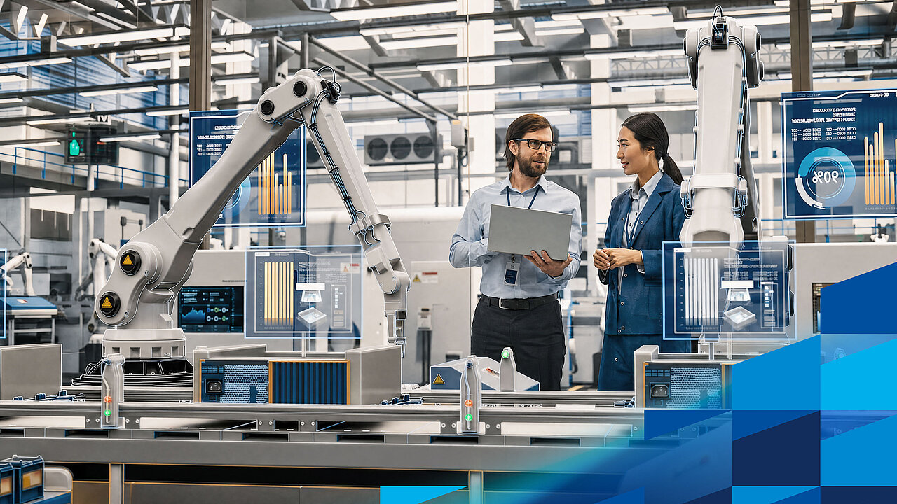 Zwei Fachkräfte analysieren Produktionsdaten an einem Tablet in einer automatisierten Fertigungsumgebung.