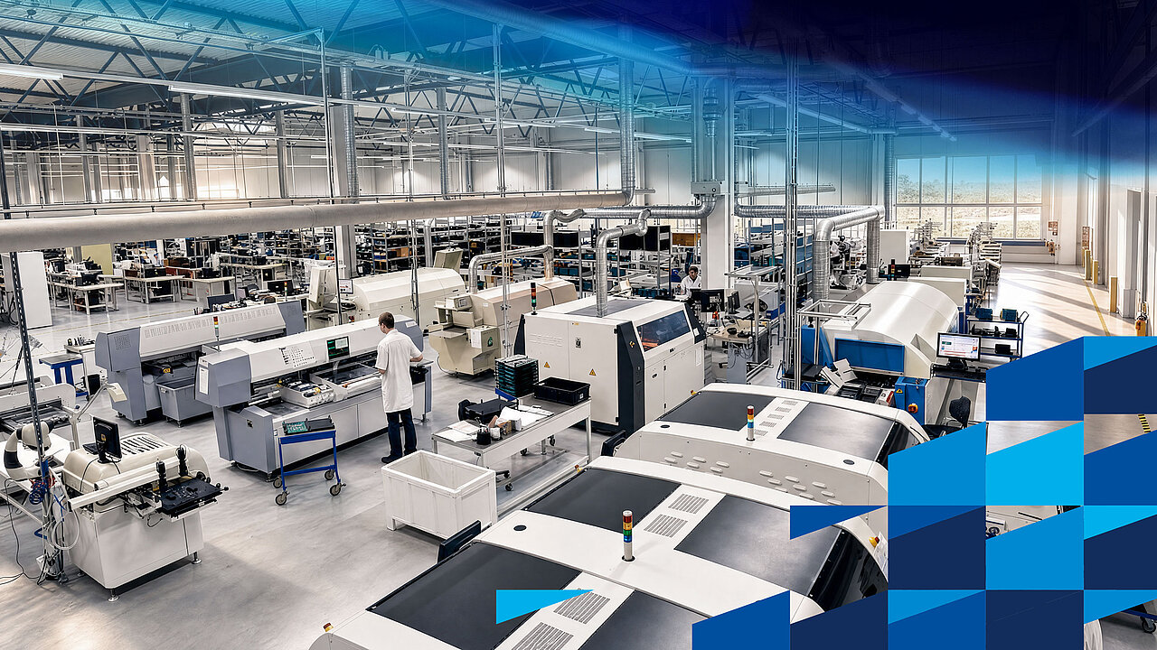 Produktionshalle mit mehreren Fertigungsanlagen, Arbeitsplätzen und Maschinen in einer industriellen Umgebung.