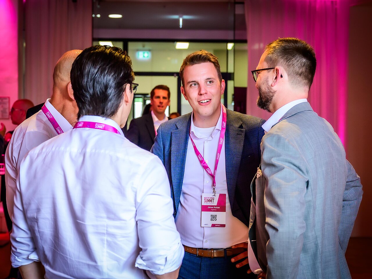 Jonas Kaiser, Project Manager bei Ingenics Consulting, im Gespräch mit Veranstaltungsteilnehmern.
